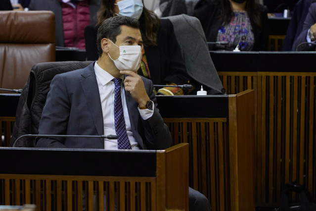 El presidente de la Junta de Andalucía, Juanma Moreno, durante el Debate de Presupuesto de la Junta de Andalucía, a 24 de noviembre de 2021 en el Parlamento de Andalucía en Sevilla (Andalucía, España)