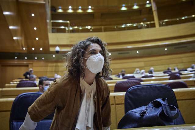 La ministra de Hacienda, María Jesús Montero, en una sesión de control al Gobierno en el Senado, a 16 de noviembre de 2021, en Madrid (España). Los grupos parlamentarios cuestionan al Gobierno en este pleno sus planteamientos para la renovación de los órg