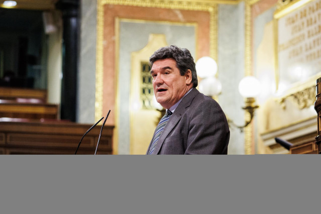 El ministro de Inclusión, Seguridad Social y Migraciones, José Luis Escrivá, interviene en una sesión plenaria en el Congreso de los Diputados, a 24 de noviembre de 2021, en Madrid, (España). El proyecto de Presupuestos Generales del Estado de 2022 afront