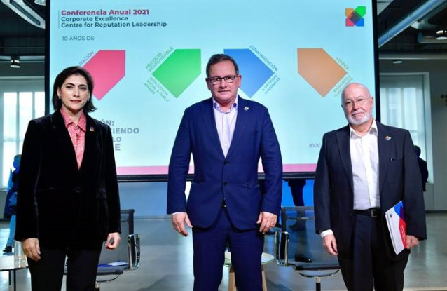 El presidente de Corporate Excellence, Eduardo Navarro (en el centro); la vicepresidenta, María Luisa Martínez Gistau (i) y el consejero delegado, Ángel Alloza (d) durante las jornadas anuales de la organización.