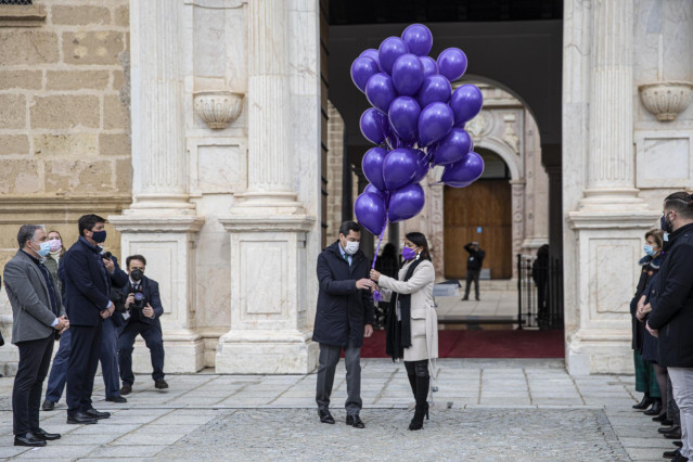La presidenta del Parlamento Andaluz, Marta Bosquet (d), junto al presidente de la Junta de Andalucía, Juanma Moreno (i), durante una suelta de globos, tras la lectura de un manifiesto por el Día Internacional de la Eliminación de la Violencia contra la M