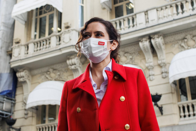 La presidenta de la Comunidad de Madrid, Isabel Díaz Ayuso, a su llegada a un encuentro con los miembros de la Junta de Gobierno de la Cámara de Comercio de Estados Unidos en España, en el Hotel Westin Palace, a 25 de noviembre de 2021, en Madrid (España)