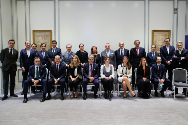 En la primera fila, el presidente de España y Portugal de Bank of America, Joaquín Arenas; el presidente de la Cámara de Comercio Americana en Madrid, Jaime Malet y la presidenta de la Comunidad de Madrid, Isabel Díaz Ayuso