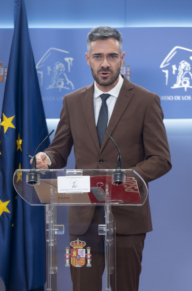 El portavoz de la Ejecutiva Federal del PSOE, Felipe Sicilia, en una rueda de prensa en el Congreso