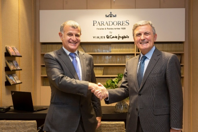 El presidente de Paradores, Pedro Saura, y el director general de Viajes El Corte Inglés, Miguel Ángel de la Mata, en la inauguración del punto de venta de Paradores en Viajes El Corte Inglés.