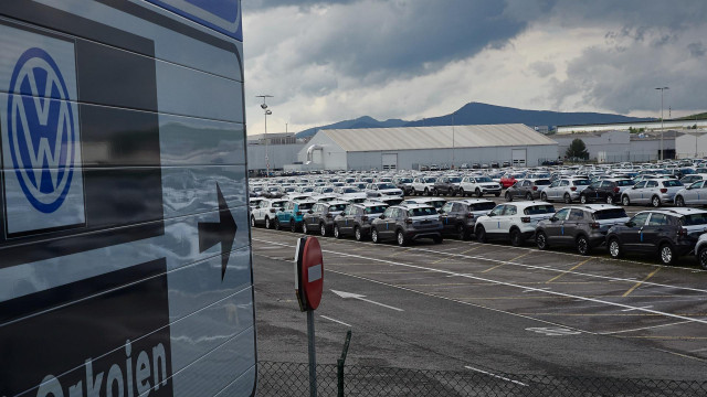 Archivo - Vista de vehículos producidos en la fábrica de Volkswagen Navara.