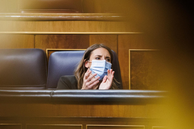 La ministra de Igualdad, Irene Montero, aplaude en una sesión plenaria en el Congreso de los Diputados, a 24 de noviembre de 2021, en Madrid, (España).