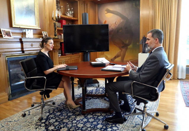 Archivo - El Rey , en un encuentro con la ministra de Trabajo, Yolanda Díaz, de Unidas Podemos