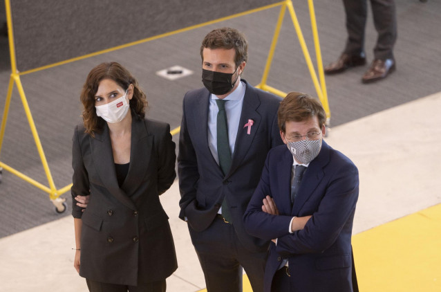 Archivo - (I-D) La presidenta de la Comunidad de Madrid, Isabel Díaz Ayuso; el presidente del PP, Pablo Casado y el alcalde de Madrid, José Luis Martínez-Almeida, visitan las instalaciones del nuevo Campus de IE Tower ubicado en la quinta torre más alta d