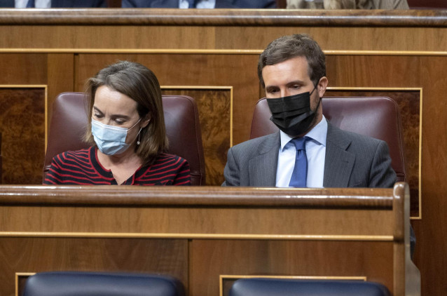 La portavoz parlamentaria del PP, Cuca Gamarra; y el líder del PP, Pablo Casado, en una sesión plenaria en el Congreso de los Diputados, a 4 de noviembre de 2021, en Madrid, (España).