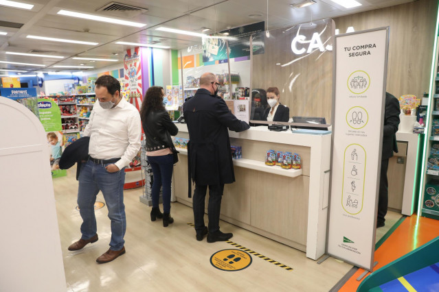 Archivo - Clientes realizan compras en un centro comercial