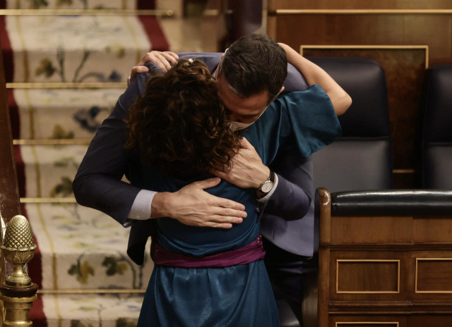 El presidente del Gobierno, Pedro Sánchez, y la ministra de Hacienda y Función Pública, María Jesús Montero, se abrazan tras lograr la aprobación de los Presupuestos Generales del Estado (PGE) de 2022 en el Congreso de los Diputados
