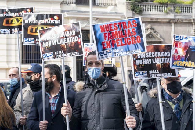 Varias personas con carteles en una concentración contra la reforma de la ‘Ley Mordaza’, frente a la Delegación del Gobierno, a 24 de noviembre de 2021, en Madrid, (España).