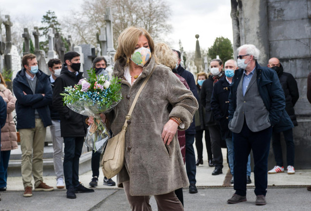 Archivo - La presidenta del Colectivo de Víctimas del Terrorismo (Covite), Consuelo Ordóñez, coloca un ramo de flores durante el acto en homenaje a su hermano Gregorio Ordóñez