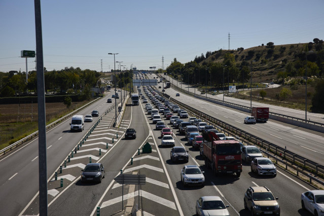 Archivo - Un atasco en el km. 23 de la autopista A-1