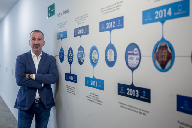 El CEO de Digi, Marius Varzaru, posa a la cámara tras una entrevista con Europa Press, en la sede de Digi, en Alcobendas, Madrid, (España).