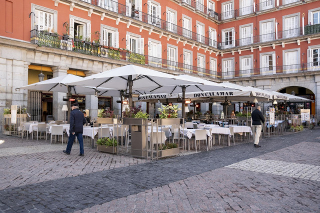 Varias mesas de un restaurante en una terraza