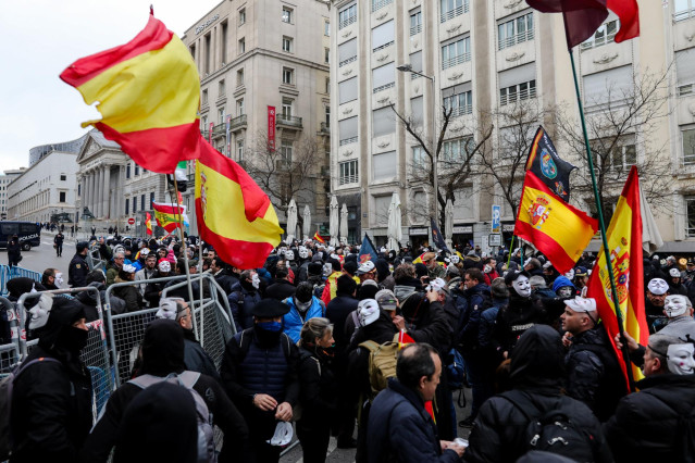Archivo - Manifestantes convocados por Jusapol en marzo de 2020 frente al Congreso de los Diputados para pedir equiparación salarial