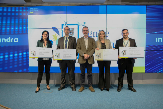 El presidente de Indra, Marc Murtra (centro) y los cuatro finalistas del programa de emprendimiento interno de la tecnológica.I