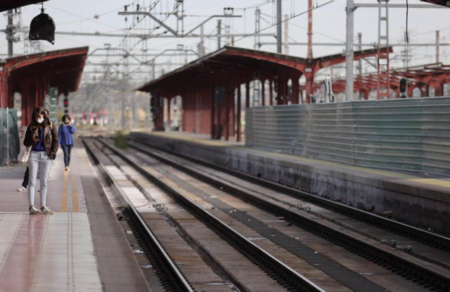 Archivo - Varios pasajeros esperan en uno de los andenes de la estación de Chamartín