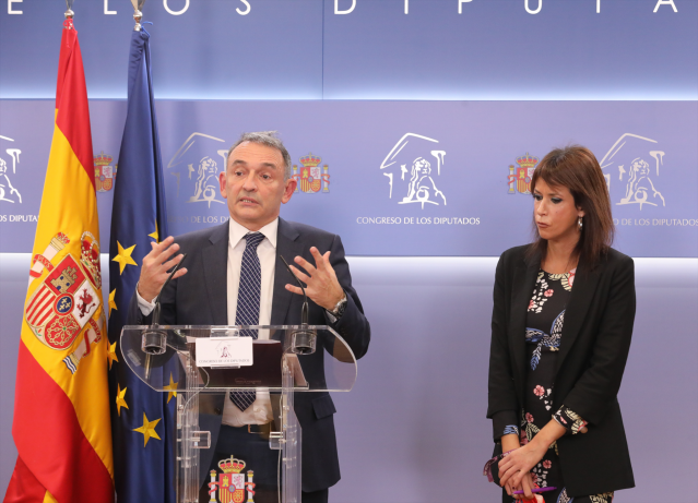El secretario de Estado para la Agenda 2030 y secretario general del Partido Comunista, Enrique Santiago, ofrece una rueda de prensa en el Congreso de los Diputados, a 17 de noviembre de 2021, en Madrid (España).