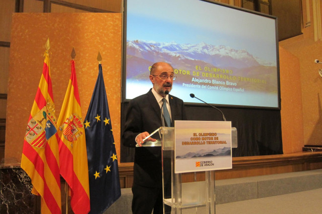 El presidente de Aragón, Javier Lambán, en el acto para informar, en Zaragoza, sobre una posible candidatura a los Juegos de Invierno en el Pirineo en 2030.