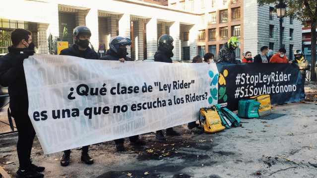 Riders se concentran ante Asuntos Sociales durante la reunión entre el Comisario Europeo de Trabajo y Belarra