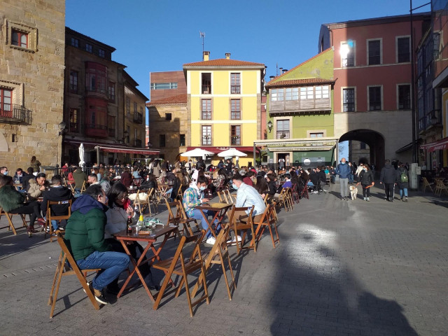 Archivo - Gente en una terraza de Gijón, a 27 de marzo de 2021.
