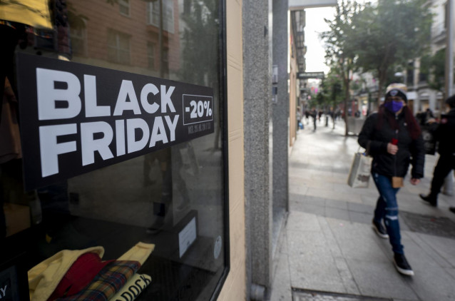 Un cartel publicitario anuncia rebajas con motivo del Black Friday, a 25 de noviembre de 2021, en Madrid (España). El Black Friday se celebra después del día de Acción de Gracias y se caracteriza por que en él se lanzan ofertas en los comercios de cara a