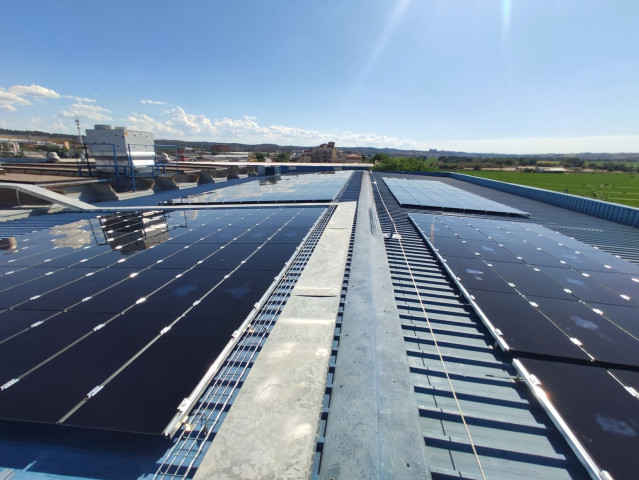 Archivo - SolarProfit instala 1.000 paneles solares en el centro de Reig Jofre en Toledo