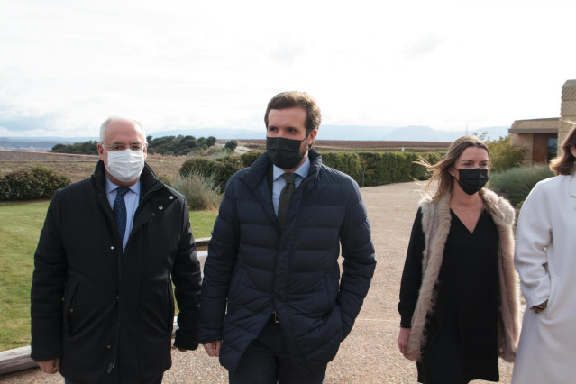 El líder del PP, Pablo Casado (2i), y la portavoz parlamentaria del PP, Cuca Gamarra (d), durante una visita a las Bodegas Campo Viejo, a 26 de noviembre de 2021, en La Rioja, Logroño, (España).