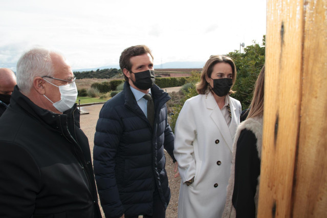 El presidente del PP, Pablo Casado, junto a la portavoz Cuca Gamarra y el presidente del PP, Jose Ignacio Ceniceros
