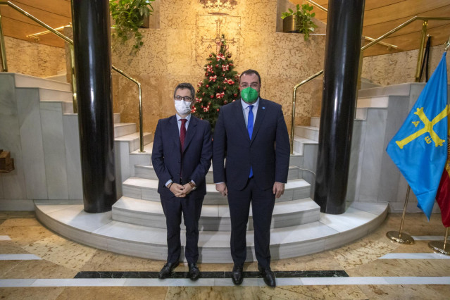El ministro de la Presidencia, Relaciones con las Cortes y Memoria Democrática, Félix Bolaños y el presidente del Principado de Asturias, Adrián Barbón