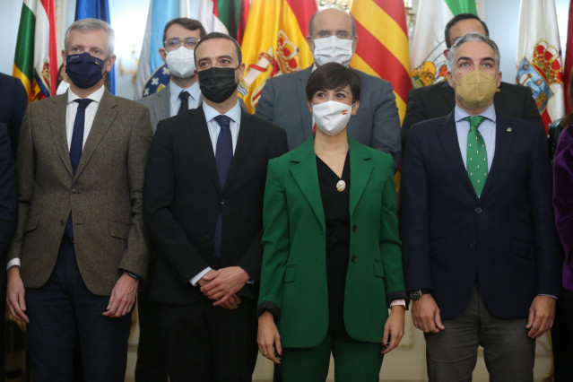La ministra de Política Territorial y portavoz del Gobierno, Isabel Rodríguez, y el consejero de la Presidencia, Administración Pública e Interior y portavoz del Gobierno andaluz, Elías Bendodo (d), posan en una fotografía durante una reunión del Comité P