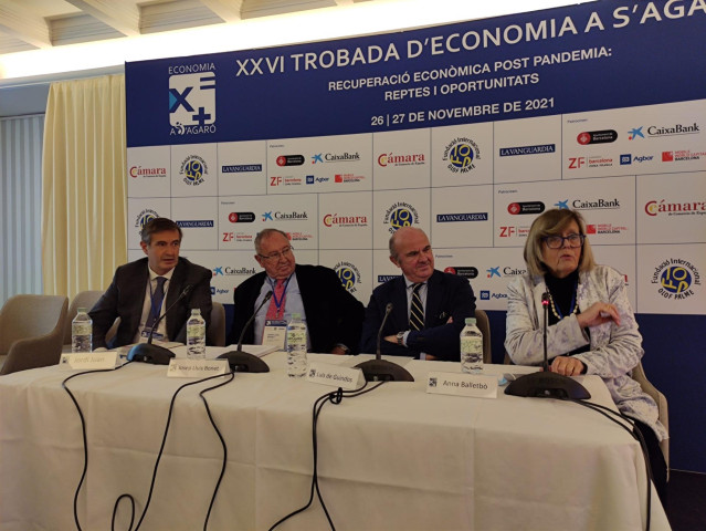 De izquierda a derecha, el director de La Vanguardia, Jordi Juan, el presidente de la Cámara de España, Josep Lluís Bonet, el vicepresidente del BCE, Luis de Guindos, y la presidenta de la Fundació Internacional Olof Palme (Fiop), Anna Balletbò
