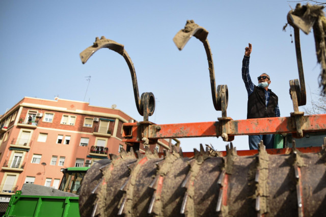 Archivo - Un agricultor participa en la tractorada convocada por las calles de Valencia, Comunidad Valenciana, (España), a 30 de marzo de 2021