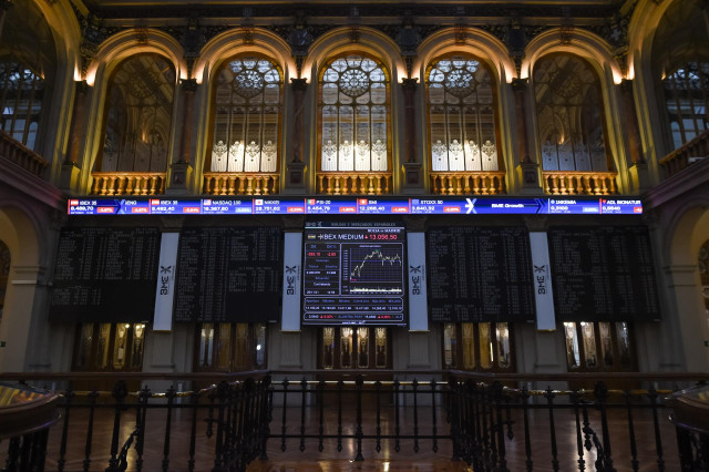 Valores del Ibex 35, en el Palacio de la Bolsa, a 26 de noviembre de 2021, en Madrid, (España).