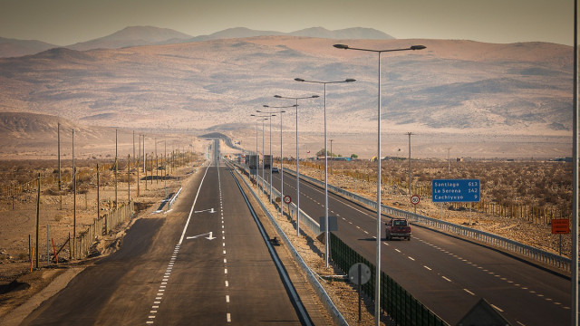Archivo - Una de las autopistas de Sacyr en Chile
