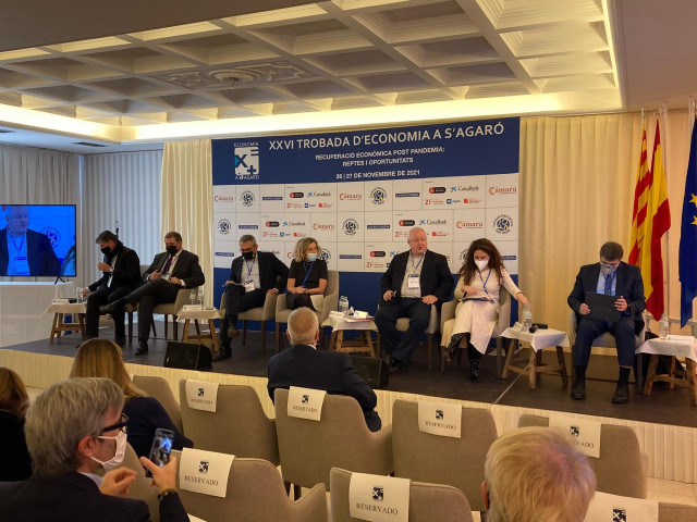 De izquierda a derecha: Antoni Cañete, Juan Manuel Serrano , Albert Martínez, Mariona Sanz, Ángel de la Fuente, Mercedes Caballero y Enrique Martínez en la XXVI Trobada d’Economia a S’Agaró (Girona)