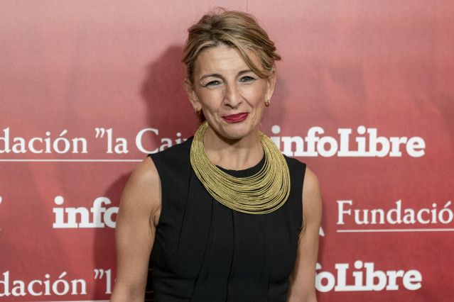 La vicepresidenta segunda del Gobierno, Yolanda Díaz, posa en la gala de entrega de los Premios infoLibre 2021, en el Ateneo de Madrid, a 25 de noviembre de 2021, en Madrid, (España).