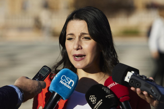 La presidenta de Ciudadanos, Inés Arrimadas, atiende a los medios de comunicación.