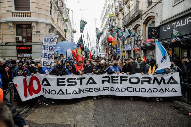 Varias personas sostienen una pancarta donde se lee 
