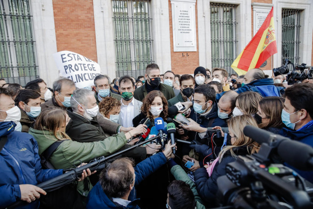 La presidenta de la Comunidad de Madrid, Isabel Díaz Ayuso, ofrece declaraciones a los medios en una manifestación contra la reforma de la Ley de Seguridad Ciudadana, a 27 de noviembre de 2021, en Madrid (España).