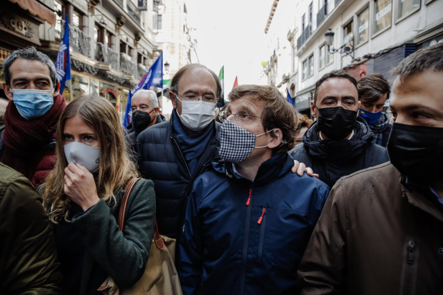 El alcalde de Madrid, José Luis Martínez-Almeida, y otros cargos del PP durante una manifestación contra la reforma de la Ley de Seguridad Ciudadana en Madrid.