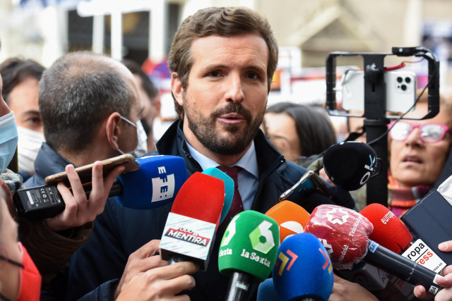 El presidente del PP, Pablo Casado, ofrece declaraciones a los medios, en una concentración contra la reforma de la ‘Ley Mordaza’.