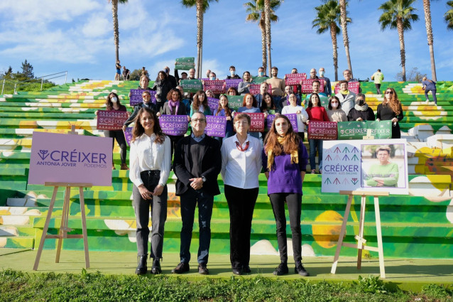 Antònia Jover acompañada de diversos cargos institucionales y militantes en la presentación de su candidatura a coordinadora de Podemos Baleares.