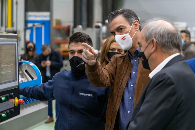 El presidente del Gobierno, Pedro Sánchez, durante su visita a las instalaciones de Hiperbaric.