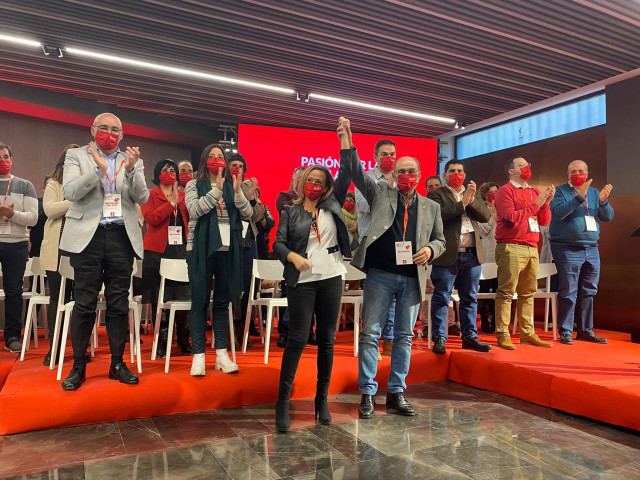 Mayte Pérez y Javier Lambán en la clausura del 10º Congreso del PSOE de Teruel.