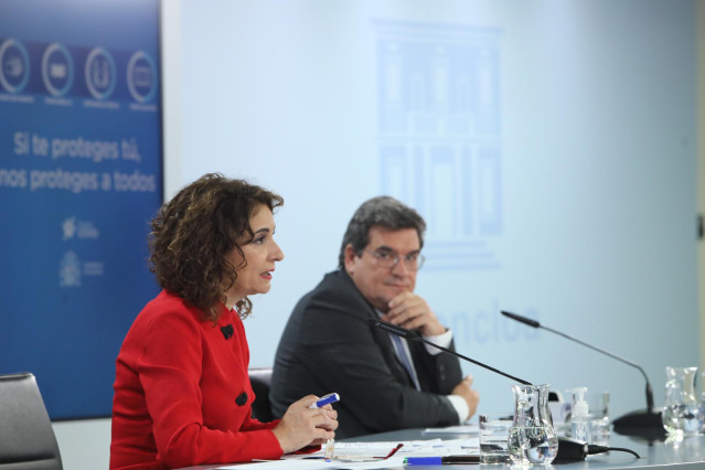 Archivo - La ministra de Hacienda, María Jesús Montero, y el ministro de Inclusión, Seguridad Social y Migraciones, José Luis Escrivá intervienen durante la rueda de prensa posterior a un Consejo de Ministros