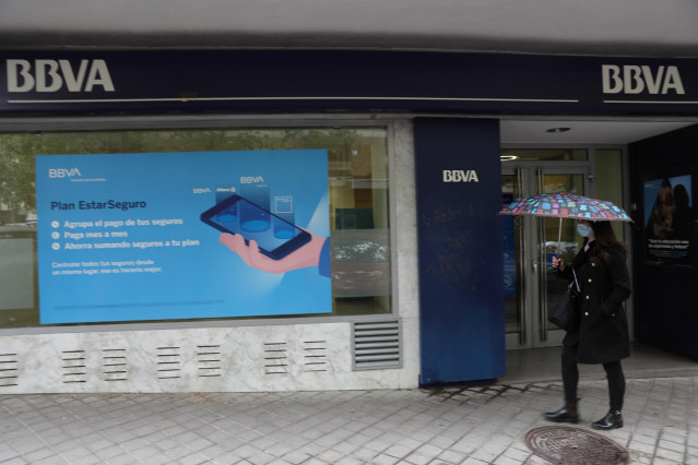 Archivo - Una persona pasa por delante de la puerta de una Oficina de BBVA en Madrid’, a 22 de abril de 2021, en Madrid (España).